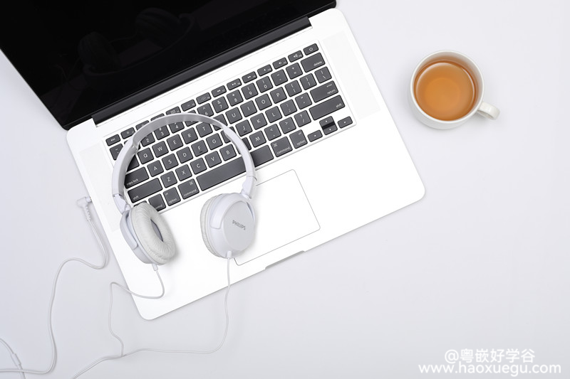 Html5教程培训后的程序员耳机里面听的是什么?